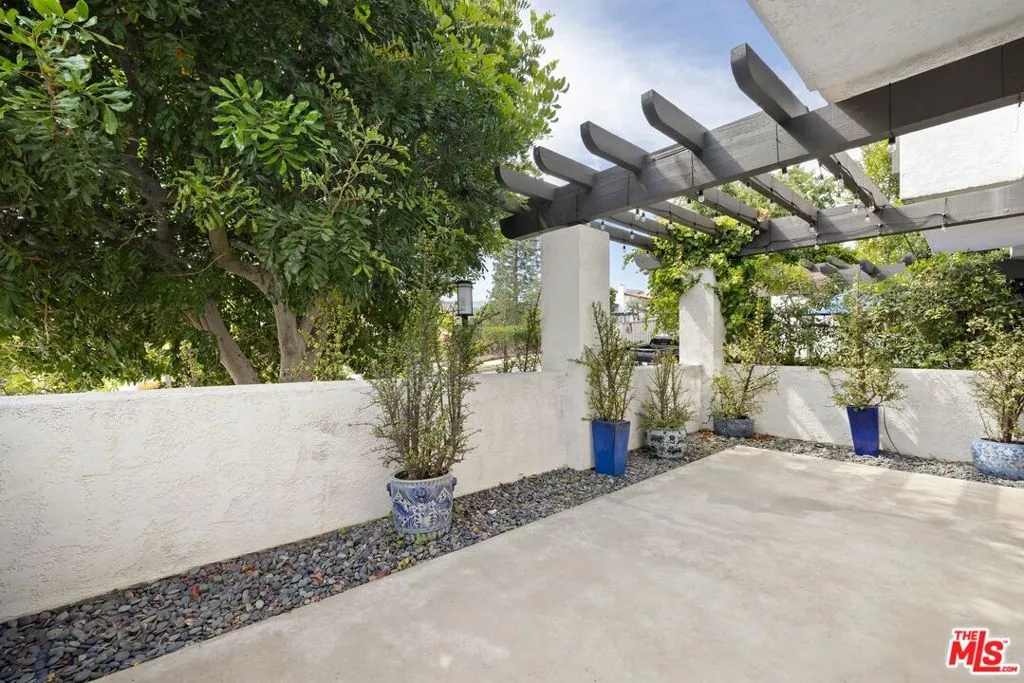 Pacific Palisades, California 90272, United States, 3 Bedrooms Bedrooms, ,3 BathroomsBathrooms,Residential,Active,155027