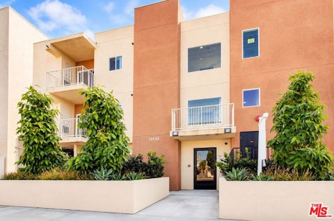 Photo of 12132 Hart Street #301, North Hollywood, CA 91605 (MLS # 26984547)