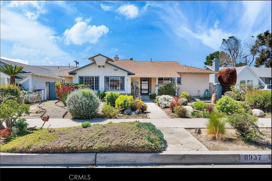 This welcoming home is in the heart of Horth Hills West on a quiet cul-de-sac.  Featuring an oversized bonus room that can be used as a second primary bedroom. This home has a heated pool and spa. Pool service, Gardening and pest control is paid by the owner. Come see this gorgeous home.