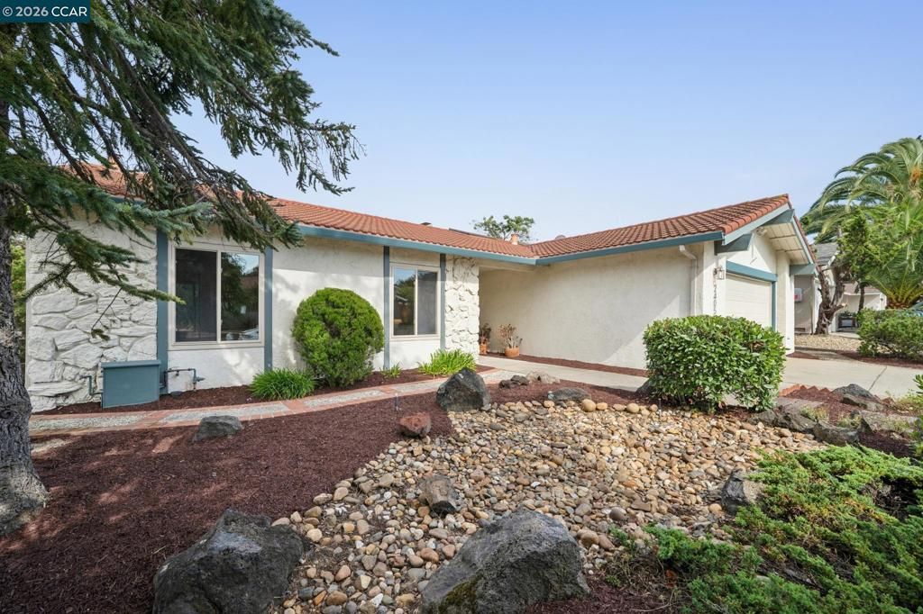 Photo of 2405 Griffanti Ct Ct, Martinez, CA 94553 (MLS # 41133240)