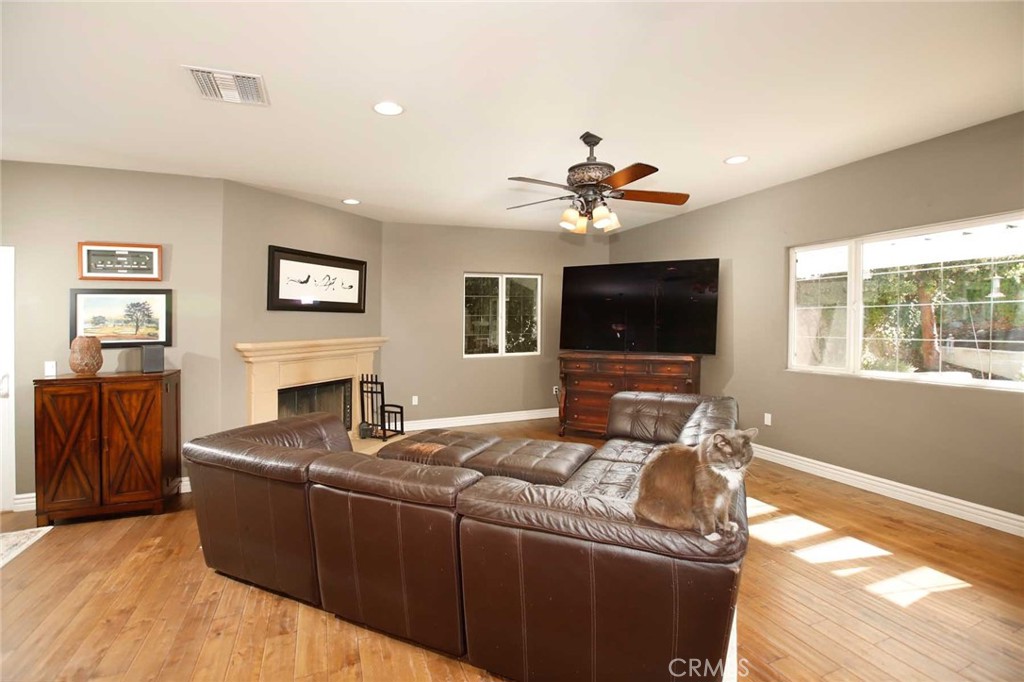 1595 E Avenida De Las Flores