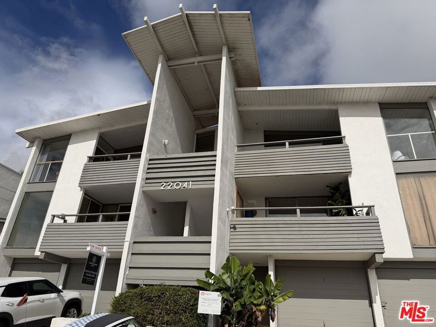 Newly remodeled, gorgeous unit Carbon Beach area, Fireplace, one car garage.a/c in bedrooms.