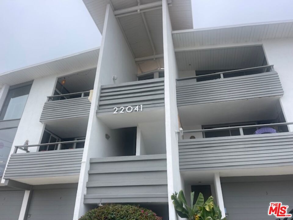 Newly remodeled, gorgeous unit Carbon Beach area, Fireplace, one car garage.a/c in bedrooms.