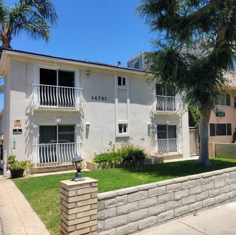 I bet you haven’t seen such a low price in Sherman Oaks South of the Blvd. The interior of this unit has all the elements of an authentic Mid Century modern. We’re a top floor unit with large windows and lots of natural light, genuine hardwood floors in living room & dining area, a cool wet bar, Mid Century tiles in kitchen & bathroom. We’re located one block to the Boulevard's malls: The Village at Cedros, the new Pavilion, minutes to Sherman Oaks Galleria where you’ll find everything: dining, shopping, entertainment and relaxation - all within minutes! We’re a short distance to the Westside & UCLA via Beverly Glen or Sepulveda or the 405 FWY plus easy access to the 101 Hollywood FWY! We’re at a central location! We’re a the top floor in a small intimate building of only 8 units in a very central location.