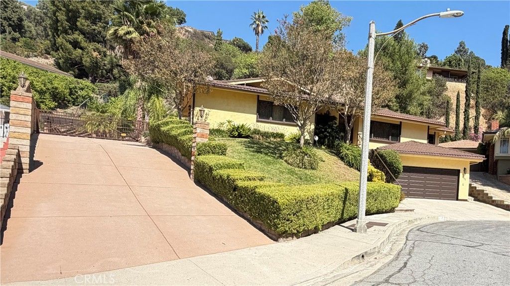 Photo of 1753 N Pacific Ave, Glendale, CA 91202 (MLS # GD25232254)