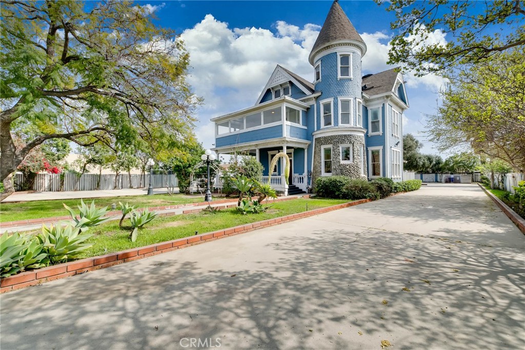 961 W Holt Boulevard