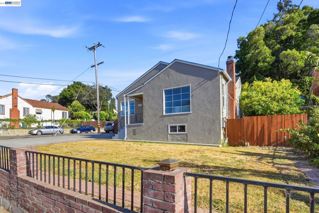 2241 Kelly St