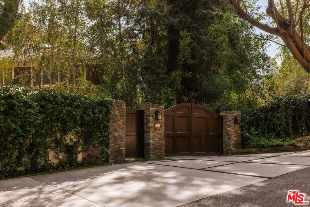 2041 Mandeville Canyon Road