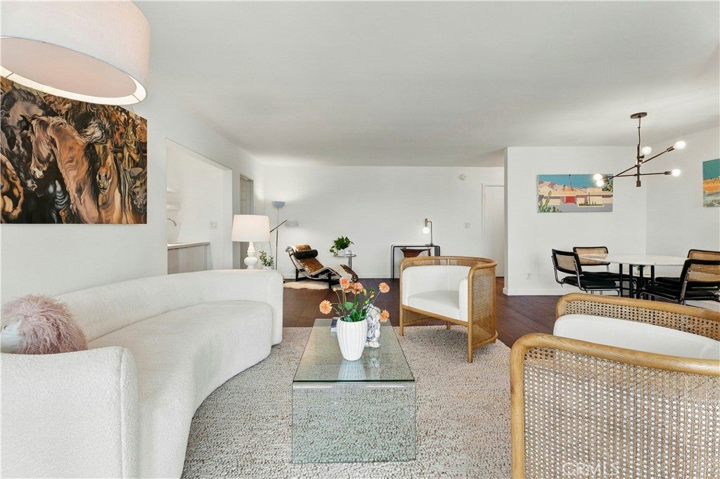 8701 Delgany 206