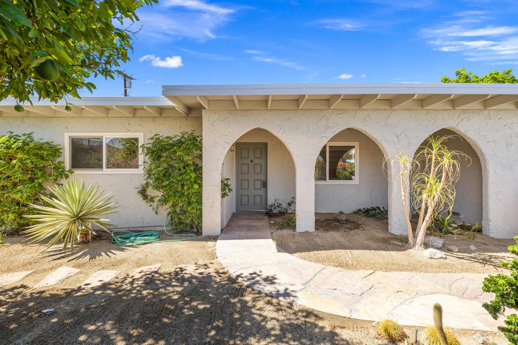 1423 N Avenida Caballeros