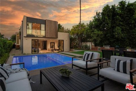 Photo of 4939 Petit Avenue, Encino, CA 91436 (MLS # 26827549)