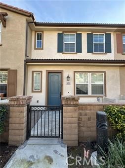 Located in the gated, master-planned Parkside community in Ontario, this beautiful two-story townhouse offers modern comfort and convenience. The inviting great room features a media niche, while the gourmet kitchen boasts granite countertops, recessed lighting, stainless steel appliances, and a large center island. All three bedrooms are located upstairs, providing privacy and a functional layout. The first floor is finished with stylish laminate wood flooring.
Residents of Parkside enjoy resort-style amenities, including a pool, spa, clubhouse, tot lot, park, and dog park. Conveniently situated near the 10, 15, and 210 freeways, this home is just steps from Cucamonga-Guasti Regional Park and minutes from Ontario International Airport, Metrolink stations, and Ontario Mills—the largest outlet mall in California.