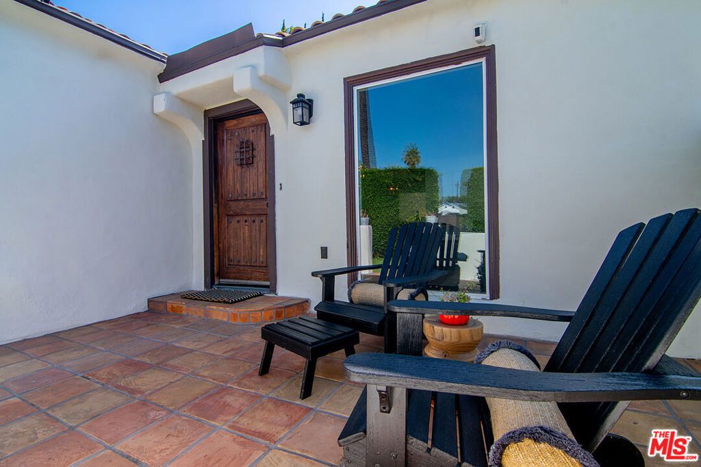 Photo of 502 N Crescent Heights Boulevard, Los Angeles, CA 90048 (MLS # 25580717)