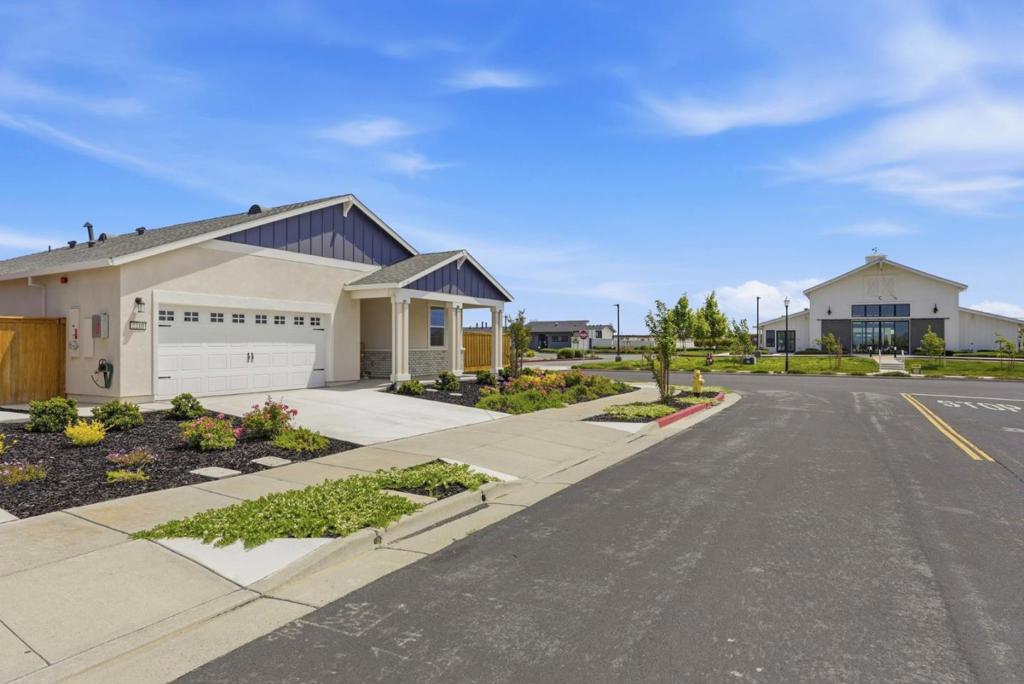 2210 Espana Lane