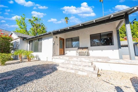 Photo of 23345 Oxnard Street, Woodland Hills, CA 91367 (MLS # SR26025108)