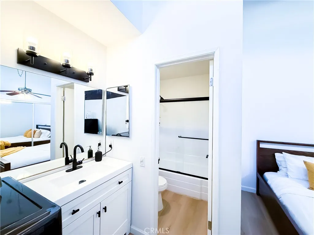 Encino, California 91316, United States, 1 Bedroom Bedrooms, ,2 BathroomsBathrooms,Residential,Active,196094