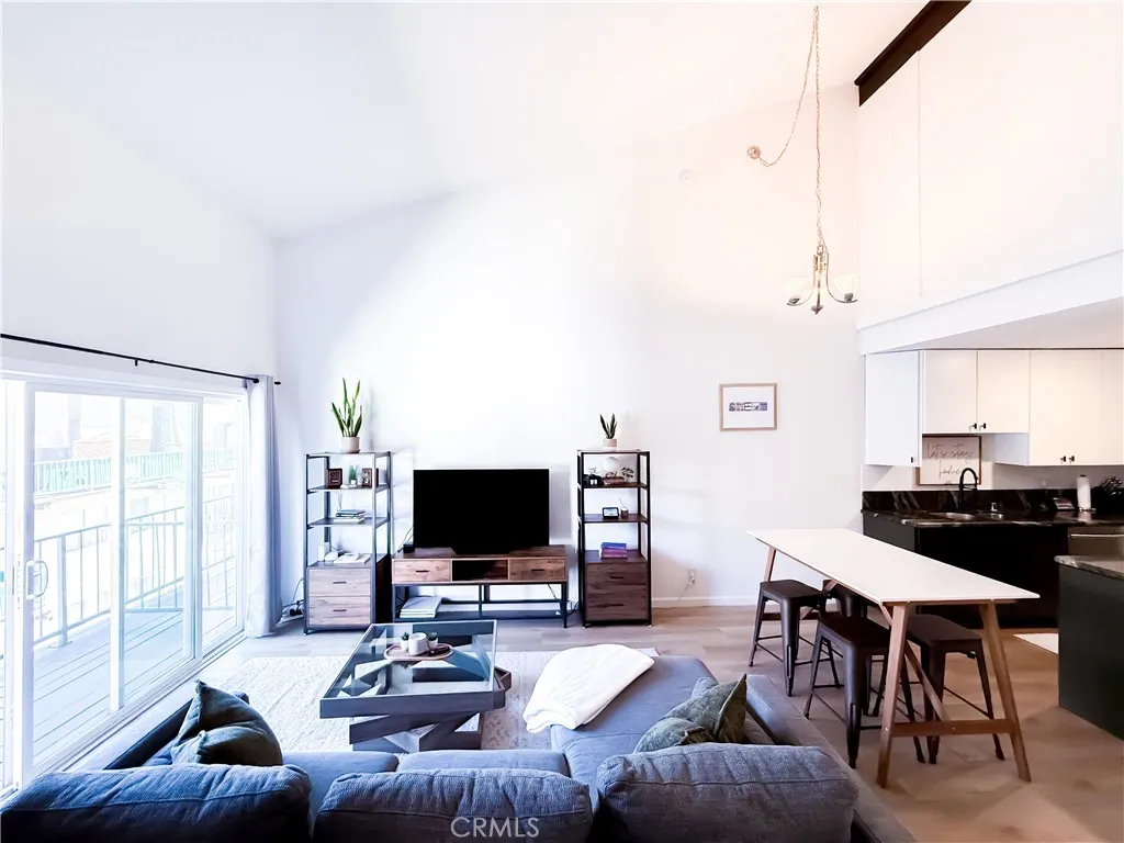 Encino, California 91316, United States, 1 Bedroom Bedrooms, ,2 BathroomsBathrooms,Residential,Active,196094