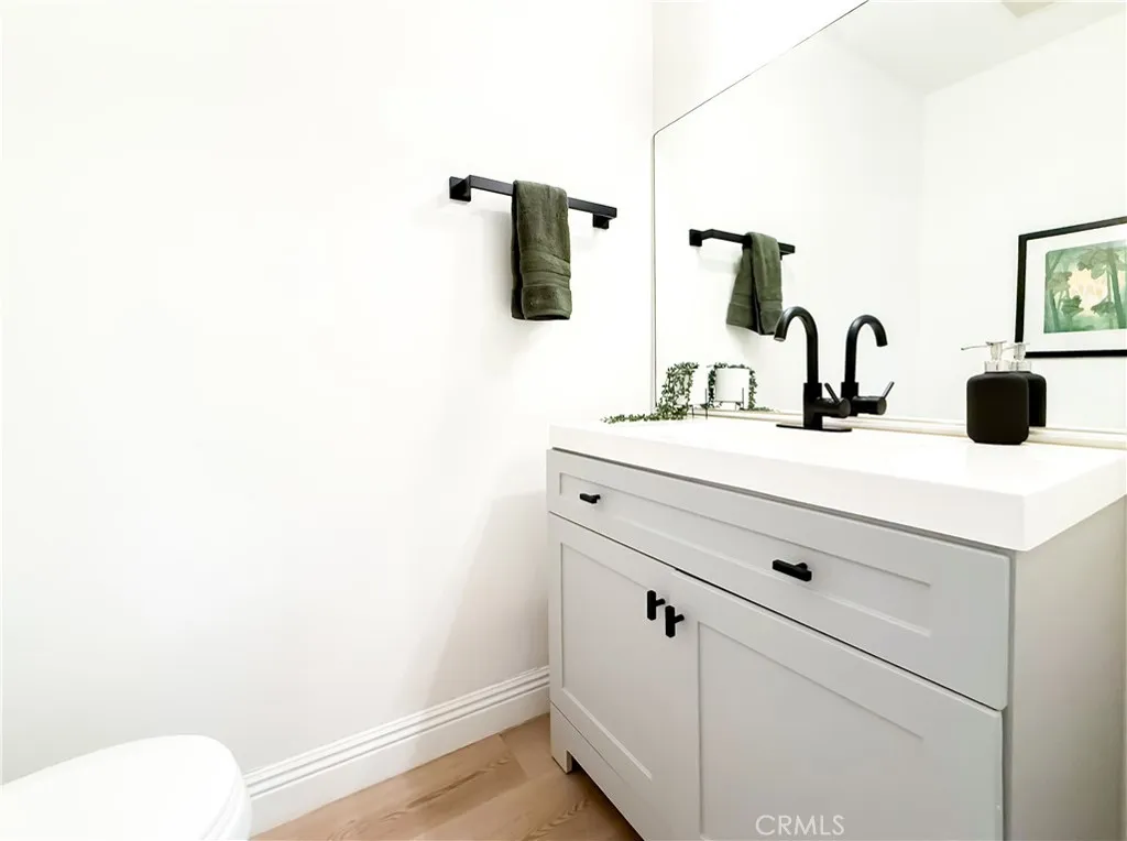 Encino, California 91316, United States, 1 Bedroom Bedrooms, ,2 BathroomsBathrooms,Residential,Active,196094