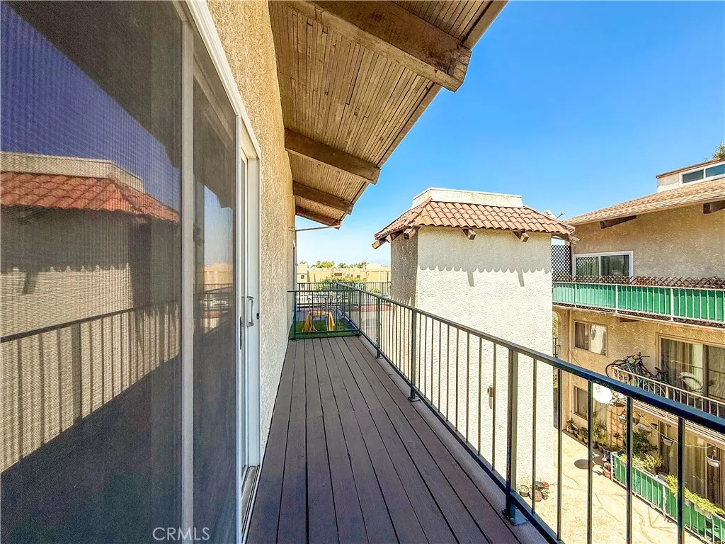 Encino, California 91316, United States, 1 Bedroom Bedrooms, ,2 BathroomsBathrooms,Residential,Active,196094