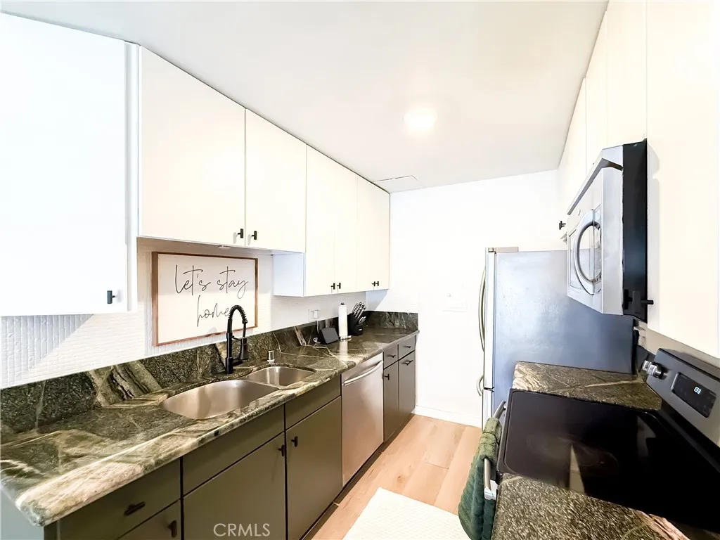 Encino, California 91316, United States, 1 Bedroom Bedrooms, ,2 BathroomsBathrooms,Residential,Active,196094