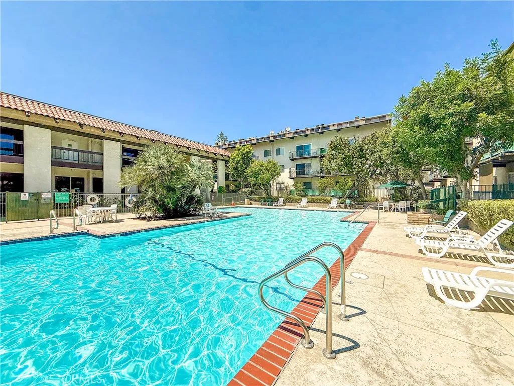 Encino, California 91316, United States, 1 Bedroom Bedrooms, ,2 BathroomsBathrooms,Residential,Active,196094