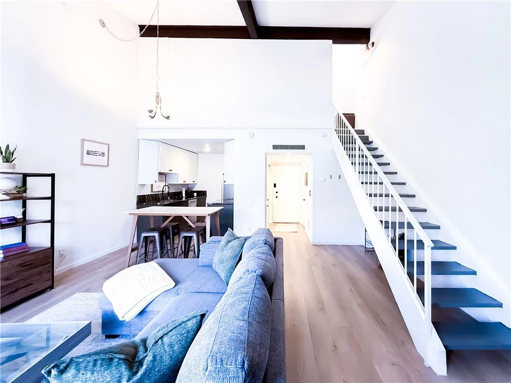 Encino, California 91316, United States, 1 Bedroom Bedrooms, ,2 BathroomsBathrooms,Residential,Active,196094