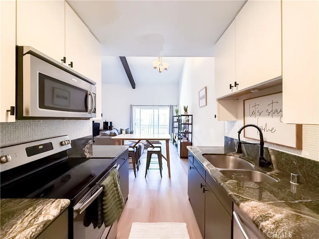 Encino, California 91316, United States, 1 Bedroom Bedrooms, ,2 BathroomsBathrooms,Residential,Active,196094