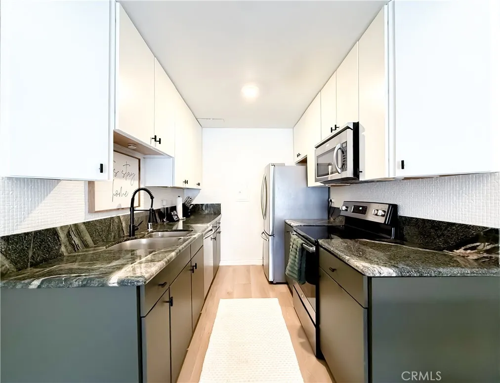 Encino, California 91316, United States, 1 Bedroom Bedrooms, ,2 BathroomsBathrooms,Residential,Active,196094