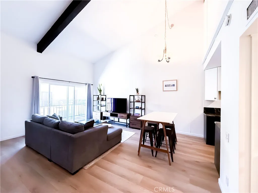 Encino, California 91316, United States, 1 Bedroom Bedrooms, ,2 BathroomsBathrooms,Residential,Active,196094