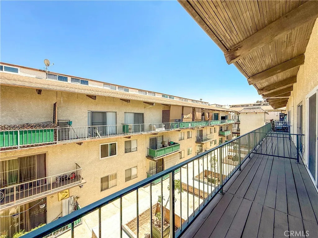 Encino, California 91316, United States, 1 Bedroom Bedrooms, ,2 BathroomsBathrooms,Residential,Active,196094