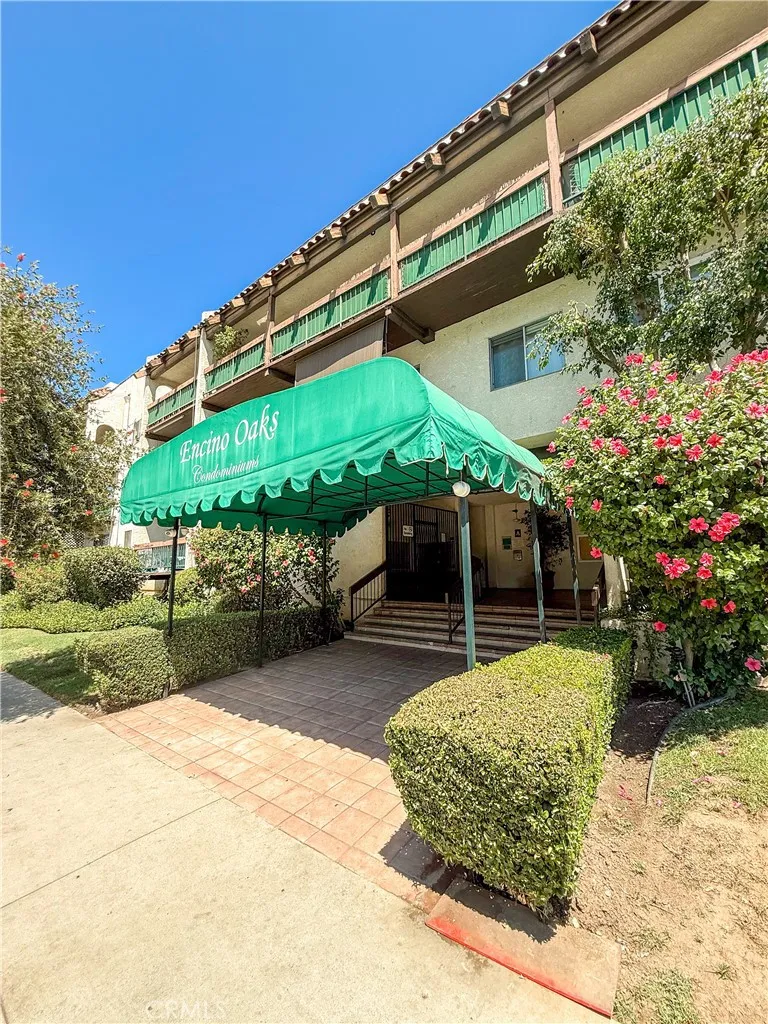 Encino, California 91316, United States, 1 Bedroom Bedrooms, ,2 BathroomsBathrooms,Residential,Active,196094