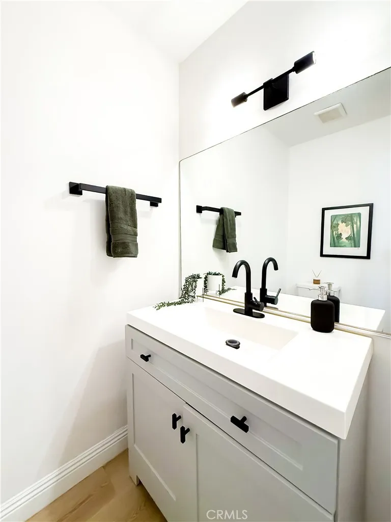 Encino, California 91316, United States, 1 Bedroom Bedrooms, ,2 BathroomsBathrooms,Residential,Active,196094