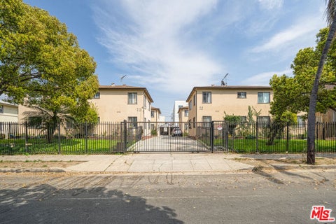 Photo of 914 S Gramercy Drive #D, Los Angeles, CA 90019 (MLS # 26929479)