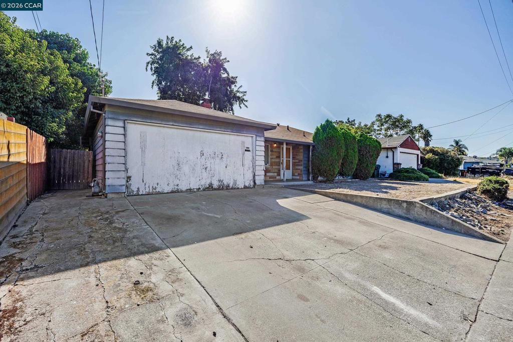 1909 Dennis Dr