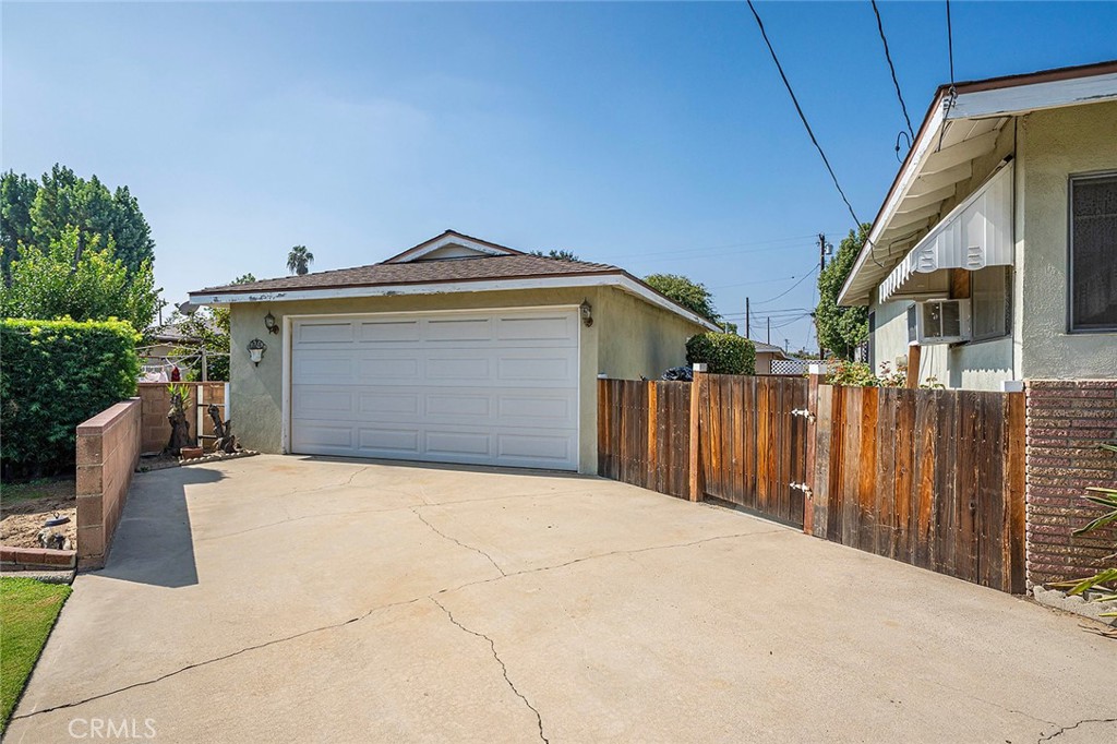 5327 Buttons Avenue