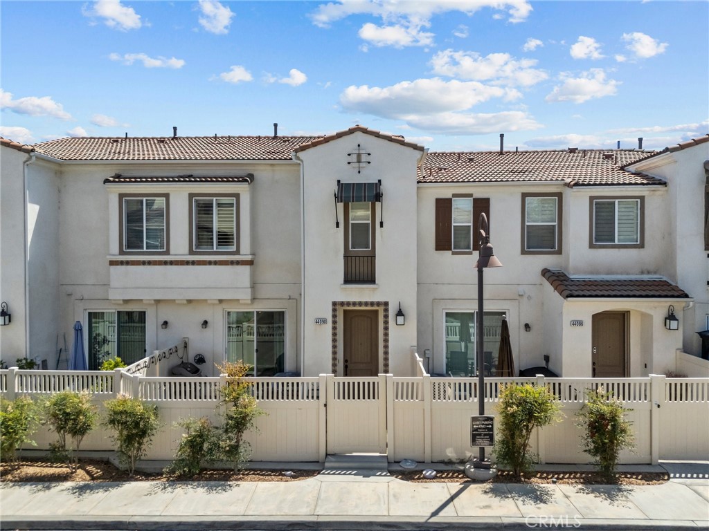 44090 Calle Luz