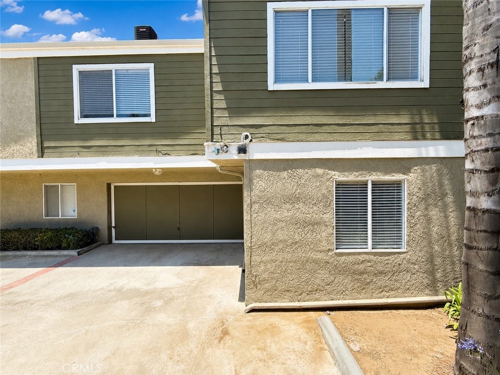 Photo of 313 E Hyde Park BLVD #5, Inglewood, CA 90302 (MLS # OC26126822)