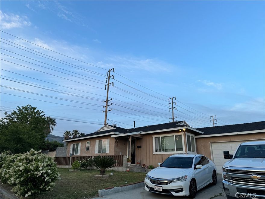 Amazing single story! Located in North San Bernardino, Close to Cal State and 210 Fwy. Wonderful Kitchen with eating area. Central air and heat 

3 Bedroom 1.5 bathroom move in ready!

Brand new roof   

Home will be sold  AS IS. Seller, we do not do any repairs