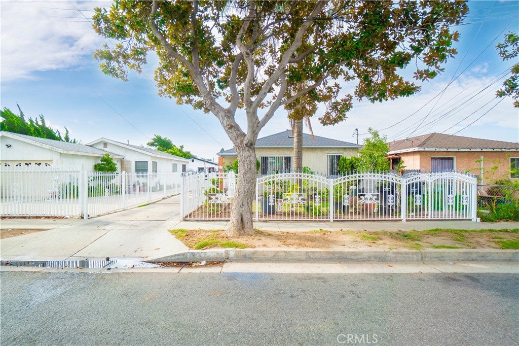 3658 W 104th