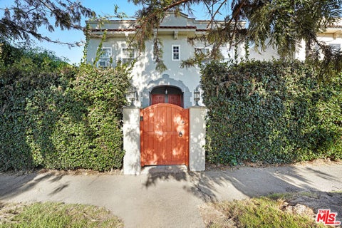 Photo of 1359 S Cloverdale Avenue, Los Angeles, CA 90019 (MLS # 26920529)
