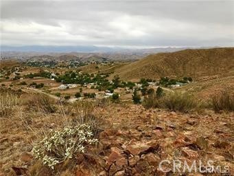 Beautiful hilltop property on approx 4.5 acres with 360 degree views. This property is perfect for building your dream home or investment. Property sits on top of a hill overlooking Sun City, Menifee, and surrounding valley Sunrise or sunset you can't go wrong with this view. It exemplies country living yet close to schools, shopping and recreation. Centrally located between 15/215
