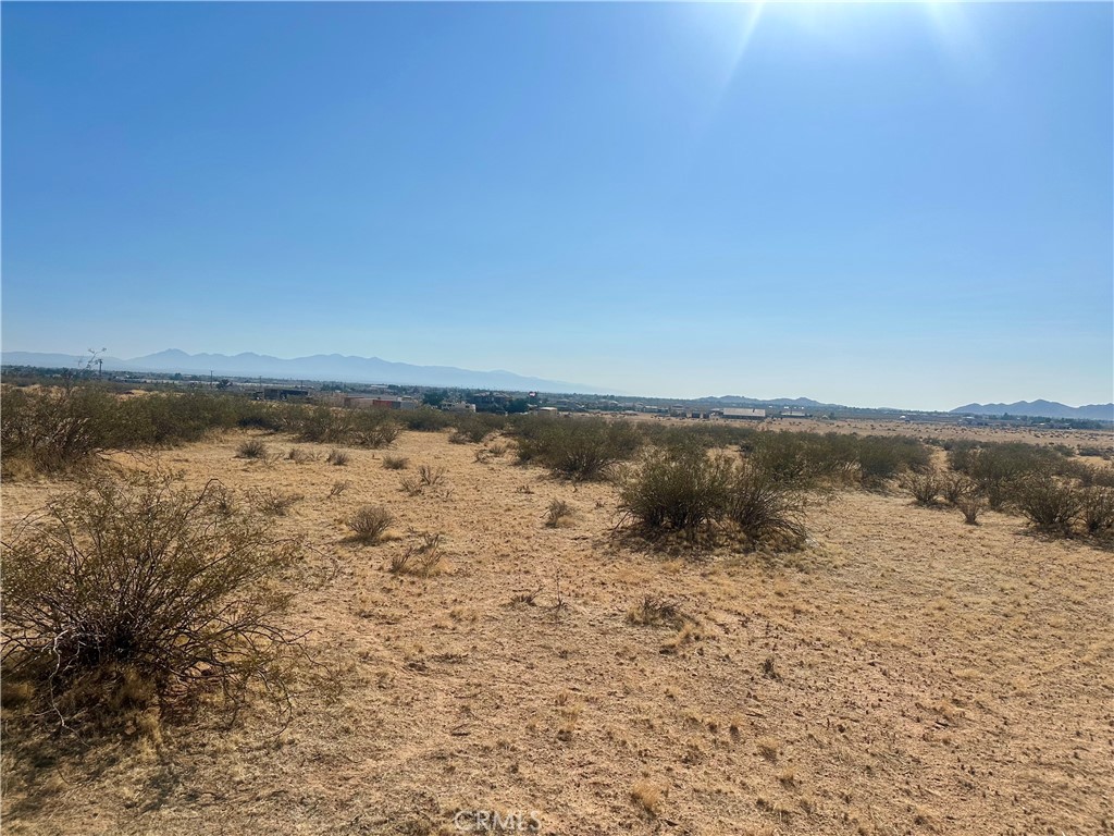 Prime opportunity in Apple Valley! 20 ACRES of vacant lot on is perfectly situated in a sought-after area known for beautiful custom-built homes and quiet, spacious living.
Utilities are nearby, with existing homes just 400 ft from the property. Whether you’re looking to build a multi-generational dream estate or develop a standout investment project, this is your chance to secure valuable land in a growing neighborhood.
OWNER WILL CARRY. Don’t miss this incredible opportunity!