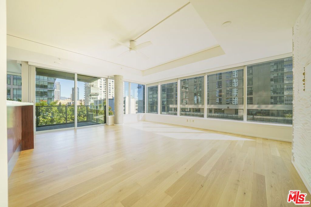 Photo of 1155 S Grand Avenue #817, Los Angeles, CA 90015 (MLS # 25607701)