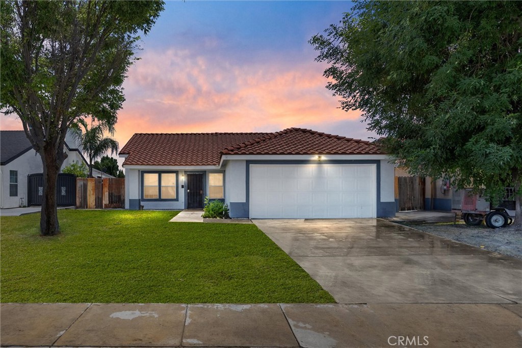 This charming 3 bedroom, 2 bathroom home is perfect for first-time home buyers! It features high ceilings, an open concept layout, and updated flooring. With just a few cosmetic touch-ups, this home has great potential. Located in a decent neighborhood, it's a solid opportunity to start your homeownership journey or add your personal touch!