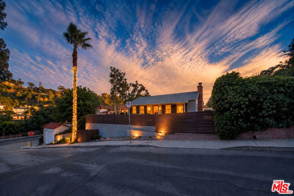 2219 Silver Ridge Avenue