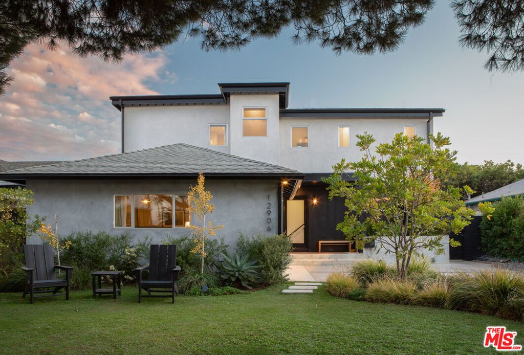 Photo of 12906 Warren Avenue, Los Angeles, CA 90066 (MLS # 26764293)