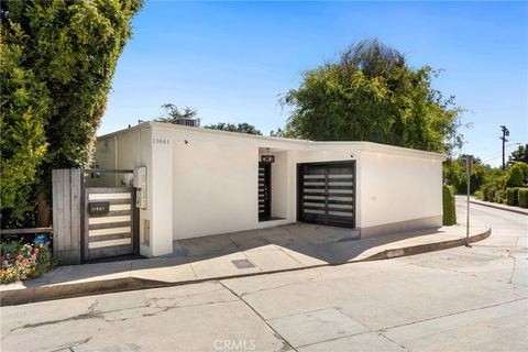 Photo of 11661 Picturesque Dr DR, Studio City, CA 91604 (MLS # SB26131085)