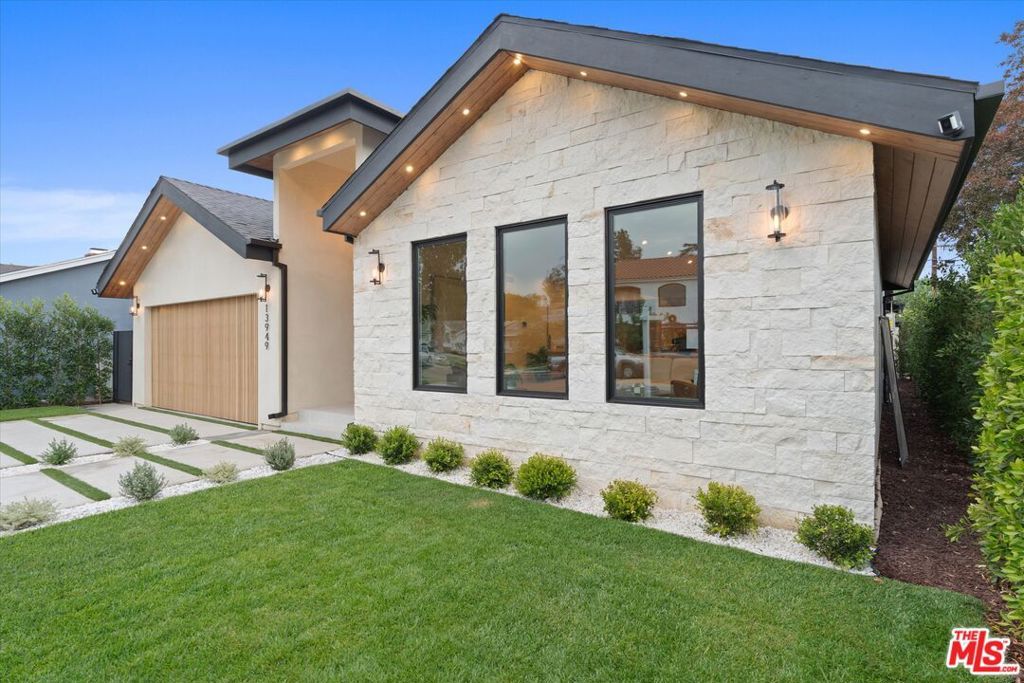 Photo of 13949 Cumpston Street, Sherman Oaks, CA 91401 (MLS # 25613017)