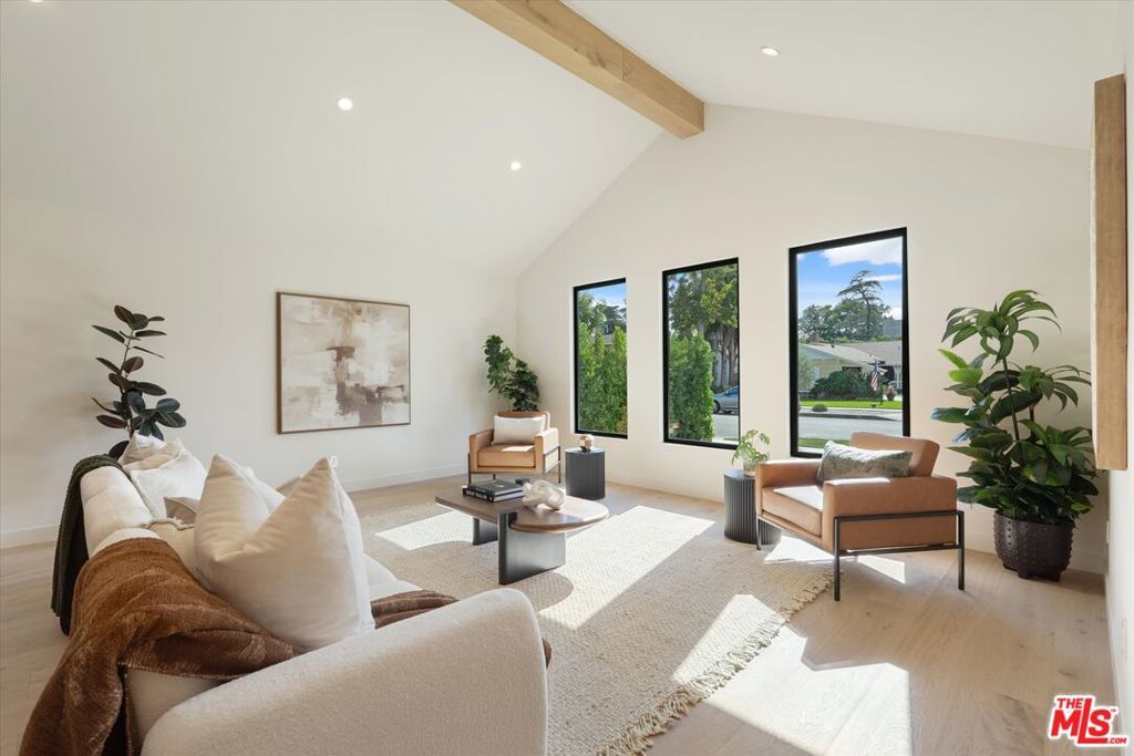 Photo of 13949 Cumpston Street, Sherman Oaks, CA 91401 (MLS # 25613017)