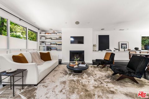 Photo of 9648 Yoakum Drive, Beverly Hills, CA 90210 (MLS # 25586223)